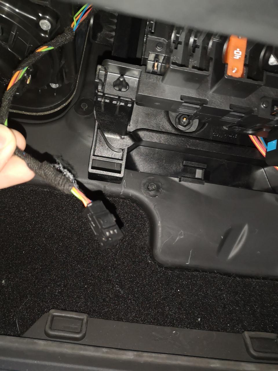 16年MINI COOPER ONE收音机突然没有声音了 广播可调台有信号 连蓝牙音响也有声音 就是跳到收音机就没声音 请问是什么原因？大概看了下副驾下的线路有个链接头掉了 是这个插头的原因么？求解答