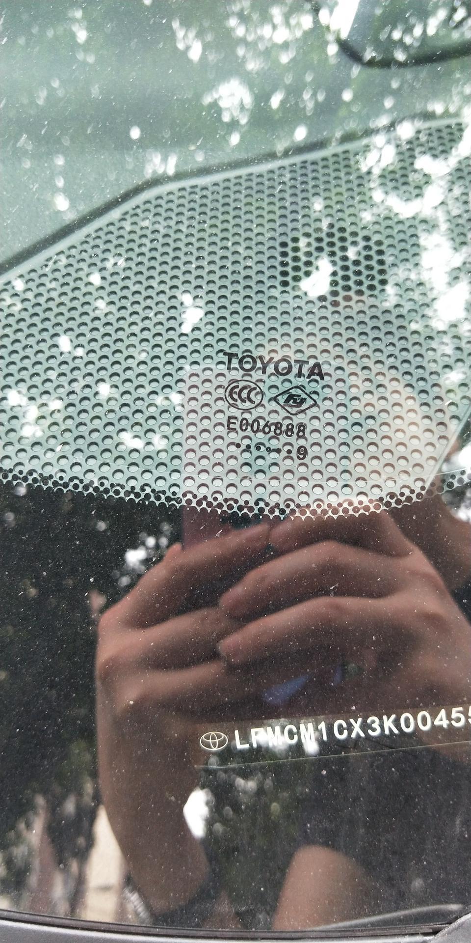 奕泽izoa-我想问今年6月提的车，但是车窗玻璃显示这个年份，有问题吗？到底车是什么时候生产的