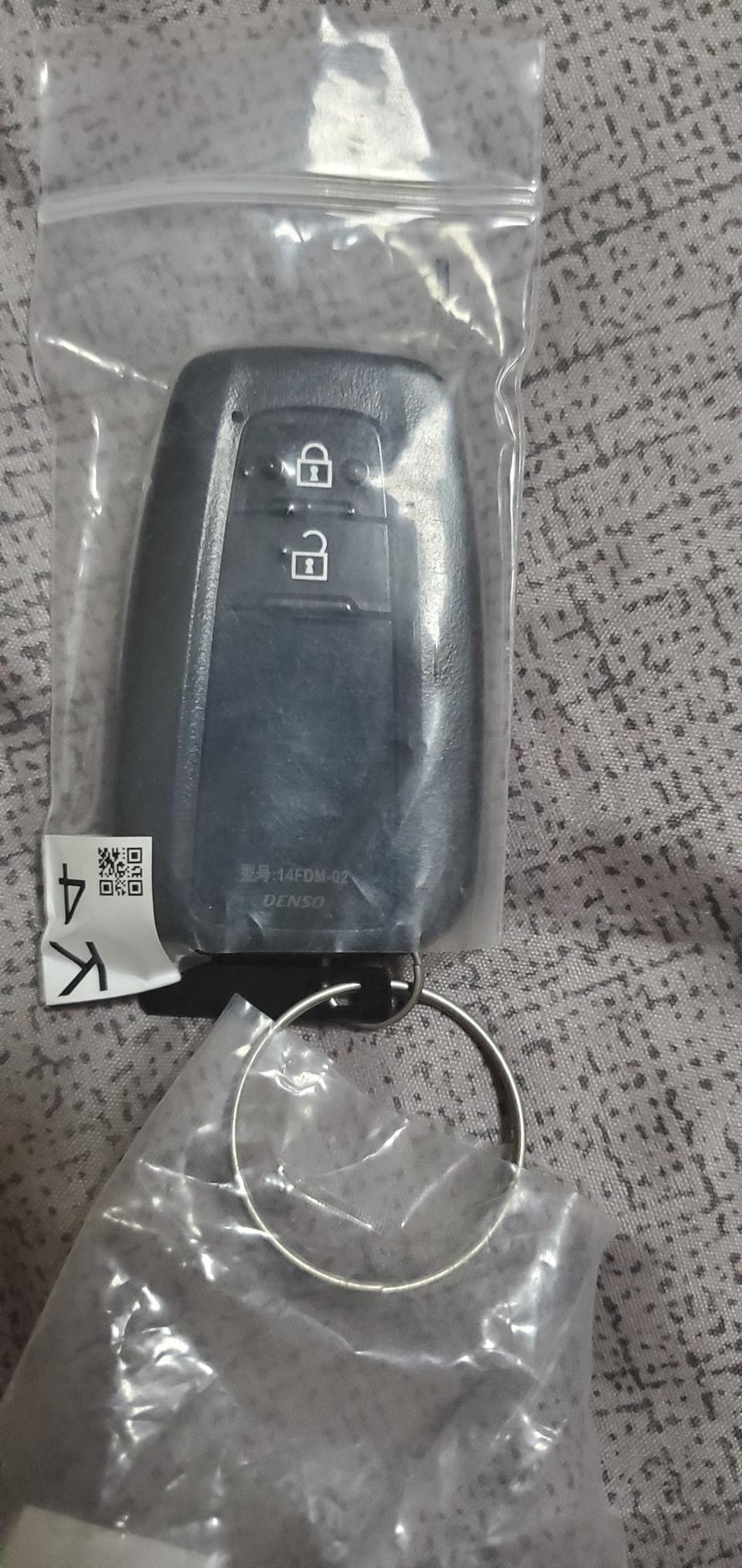 奕泽izoa-大家帮我看看，为什么我刚提的新车两把钥匙确是一把新一把旧的，有谁也和我一样的吗？求个位大神指点一下谢谢