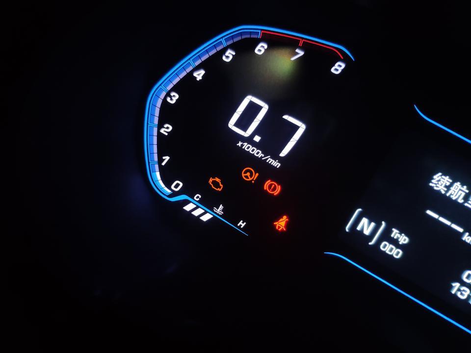 五菱宏光S3自动离合版豪华型，新车，提回来有10天了，开回来一直没动，今天晚上发动后发型发动机亮黄色故障灯，还有电子助力系统也亮了黄灯，在仪表盘上，车子开回来因为门口反着东西就没开出去过，请问广大车友是怎么回事呀？