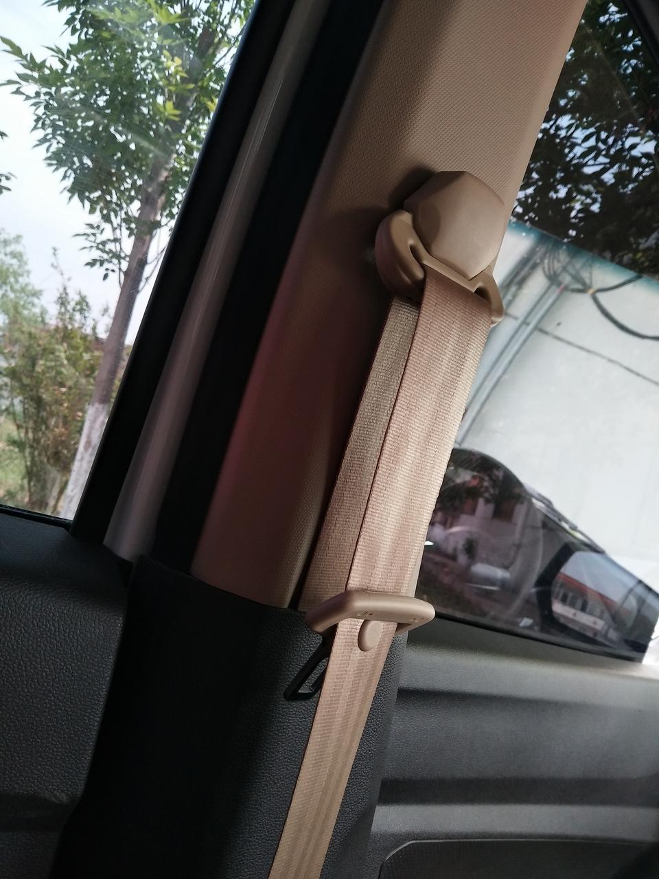 五菱宏光-这个保险带的扣不知道怎么回事朝里边了，扣的时候很不舒服，怎么才能把它转过来了，费了好大劲都转不过来？