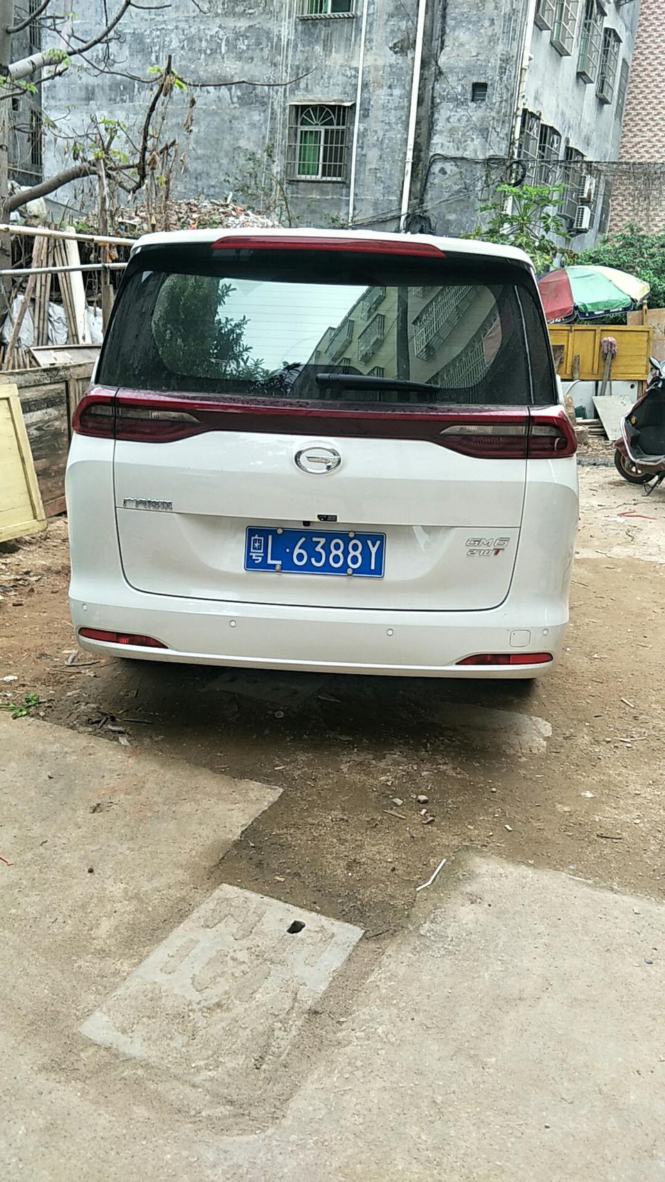 传祺gm6-我想问一下冠穿尾灯不是全车配置的?为什么13万裸车配个壳子，想想就发火，不是冠穿灯你设计冠穿尾灯来骗人吗?什么配置都低，