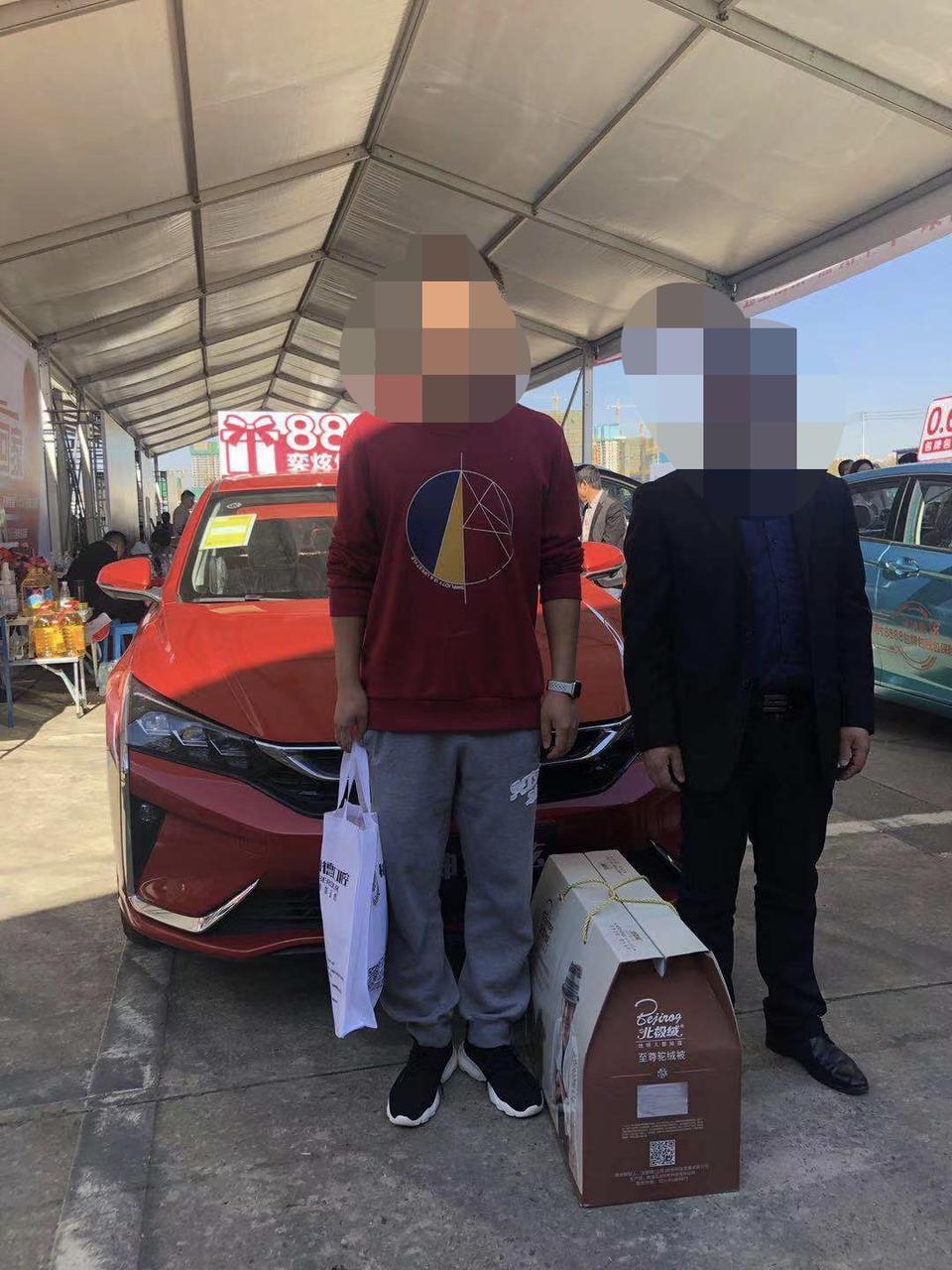 奕炫-我订了一辆炫目 现在不知道选什么颜色 本人30多 蓝色好看的但是有点显年轻 大家帮忙看看选什么色好