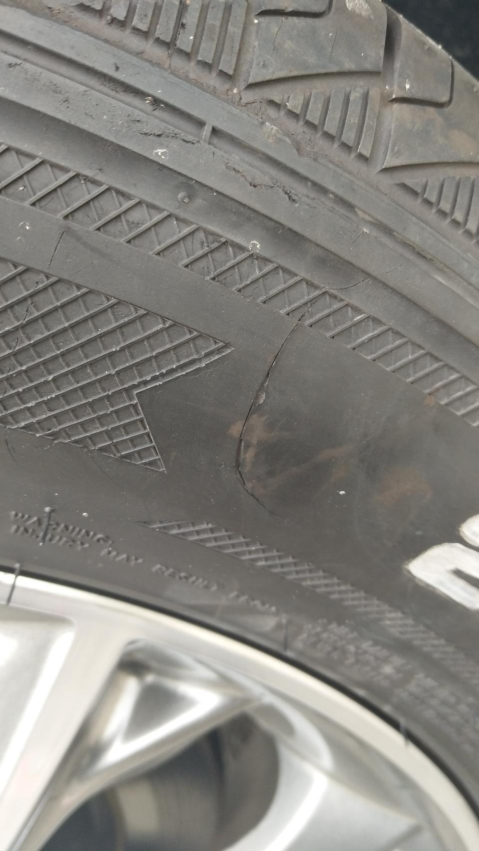 捷途x70-车友们帮我看一下昨天去洗车发现后轮侧面有道口子，没有漏线，这怎么办呢还能用吗新车还不到一年要不要换个轮胎，