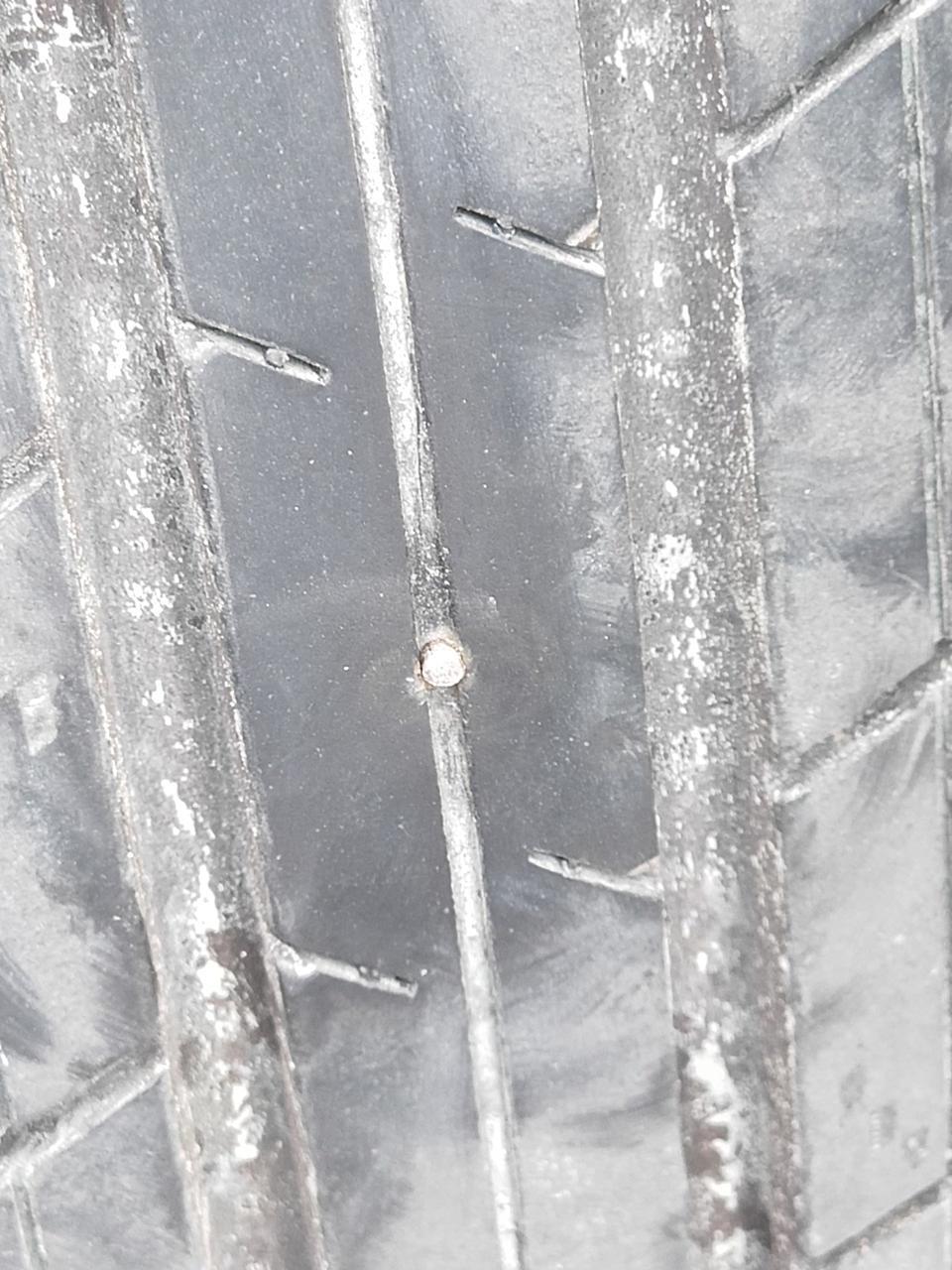 捷途x70-车友们  问一下  这种情况有没有问题  轮胎扎了一颗断的小钉子   扎进去的钉子刚好和排水槽一样平  拔出来不漏气  问题大吗