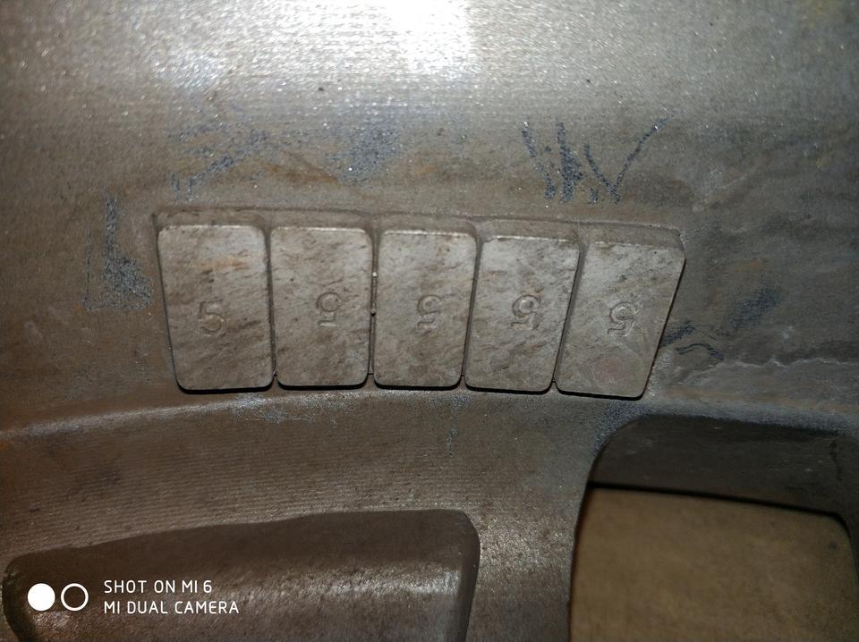 捷途x70-请问各位捷途车友，X70轮毂里面的几个小方块是做什么的，我今天换的新轮毂上面没有。