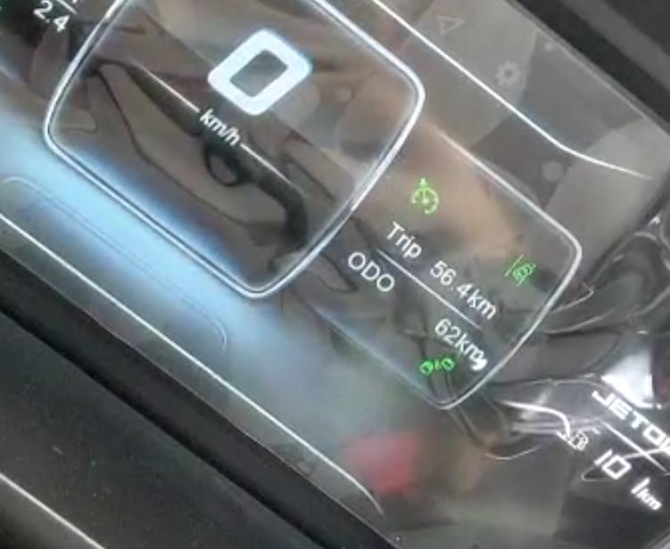 捷途x70-开车到半突然听见声音滴滴…响着，第二幅图中这个黄色一直闪着是什么意思？