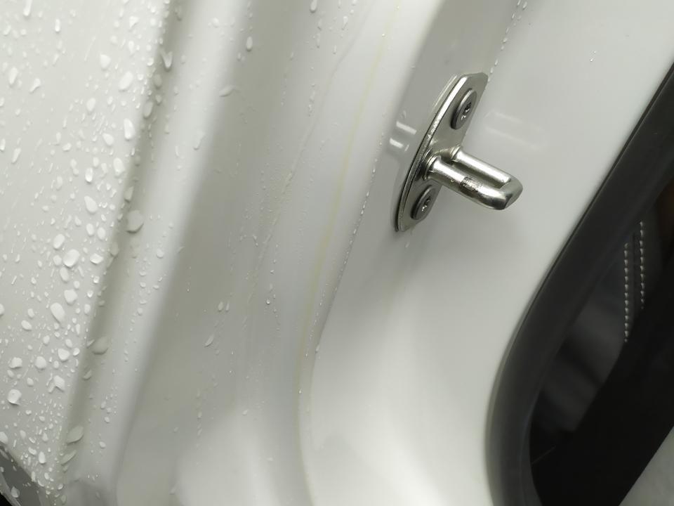 捷途x70-车门边每次雨后都会留下发黄的痕迹，而且时间久了根本就擦不掉，目前看了4个车门都有不同程度的黄斑。问了售后估计是密封条的问题要去检查了更换原厂的，可是其他人的捷途没有这个现象。不知道车友们的捷途是不是也有这个现象。密封条老化。。
