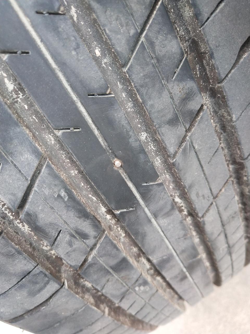 捷途x70-车友们  问一下  这种情况有没有问题  轮胎扎了一颗断的小钉子   扎进去的钉子刚好和排水槽一样平  拔出来不漏气  问题大吗