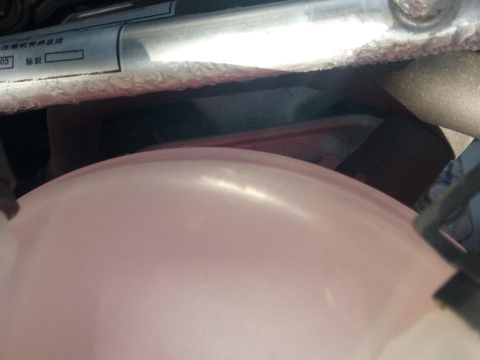 捷途x70-这是蒸汽机管  外面有一层水珠 是正常的吗？就是刚跑完高速 停下来时候看见的  谢谢