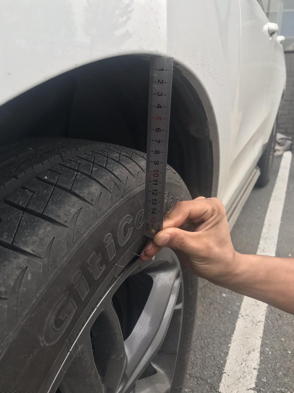哈弗f5-请问各位车友们  昨天晚上停好车以后 发现车辆向主驾驶一侧倾斜 油箱在主驾驶一侧 上4s店 工作人员说我是第一个来找的 但经过测量确实轮胎到轮眉的高度不相同 4s店也没有给出明确的说法 测量新车也有这种情况 这种情况正常嘛 大家有这种情况嘛 长城哈佛f5车主 谢谢大家