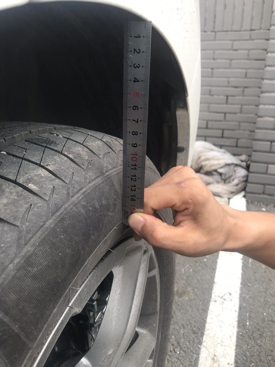 哈弗f5-请问各位车友们  昨天晚上停好车以后 发现车辆向主驾驶一侧倾斜 油箱在主驾驶一侧 上4s店 工作人员说我是第一个来找的 但经过测量确实轮胎到轮眉的高度不相同 4s店也没有给出明确的说法 测量新车也有这种情况 这种情况正常嘛 大家有这种情况嘛 长城哈佛f5车主 谢谢大家
