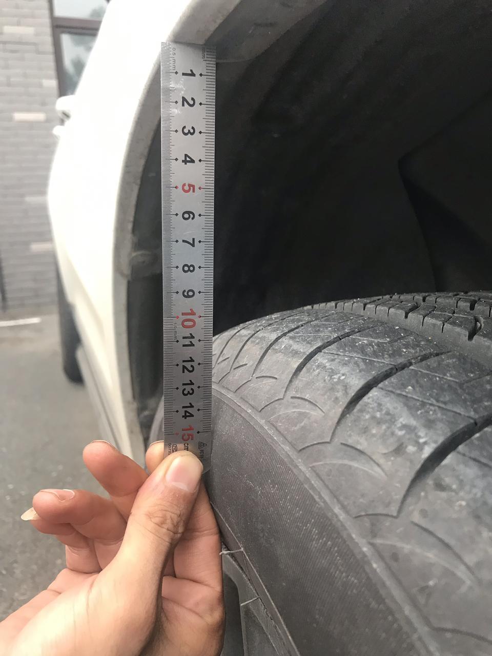 哈弗f5-请问各位车友们  昨天晚上停好车以后 发现车辆向主驾驶一侧倾斜 油箱在主驾驶一侧 上4s店 工作人员说我是第一个来找的 但经过测量确实轮胎到轮眉的高度不相同 4s店也没有给出明确的说法 测量新车也有这种情况 这种情况正常嘛 大家有这种情况嘛 长城哈佛f5车主 谢谢大家