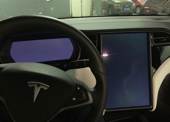 model x-上车就突然死机了，然后车子能开，屏幕黑了，这样正常么？