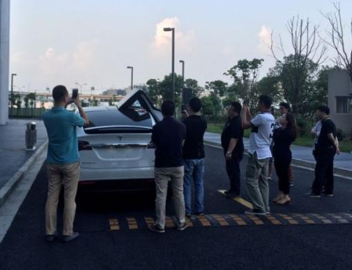 同事都在楼下围观特斯拉model x，这门原来叫鸥翼门啊，还挺酷的呢！那么问题来了，下雨天开车门会不会漏水？