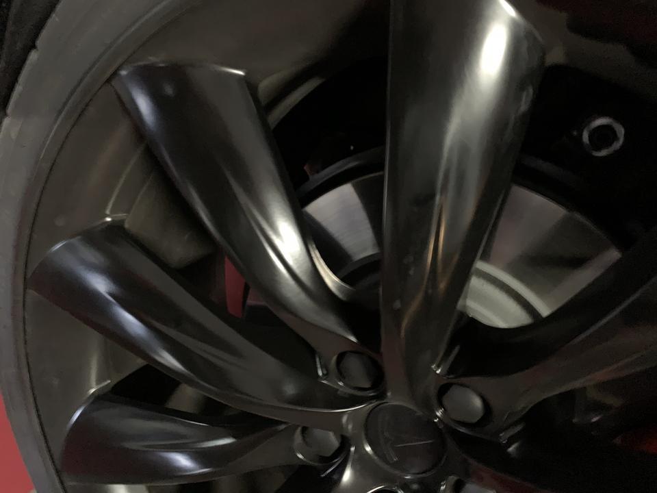 特斯拉Model X 的22寸轮毂有两种黑色吗？一种磨砂的，一种亮面的？