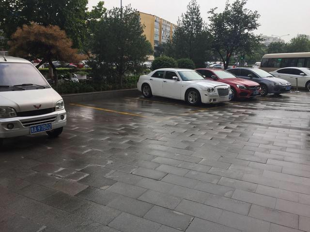 幻影-大家看看这是什么车
中间白的这个