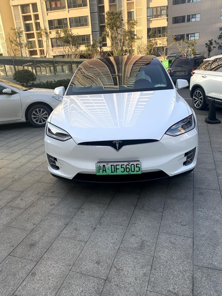 model x-这两个是什么车  谁能告诉我