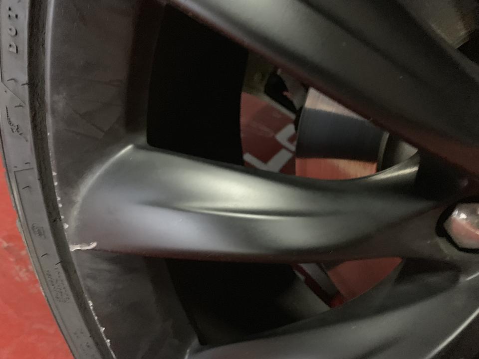 特斯拉Model X 的22寸轮毂有两种黑色吗？一种磨砂的，一种亮面的？
