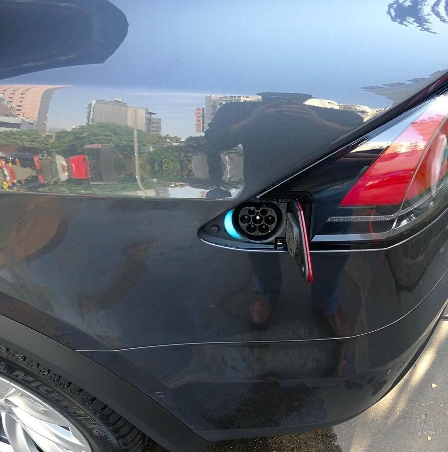 model x-充电口的盖子老是自己打开 烦死人了100D　充电口的盖子老是自己打开　频繁的时候半分钟一次　关了又开　开车没这问题　停车时才有问题　几个月前出现过　后来自己好了　最近又不行了