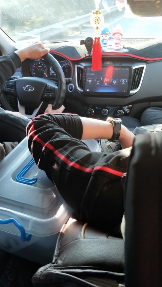 现代ix25-我的25   1.6L  上坡根本没什么速度。我也是无语。超车加油 都到踩到底了还没上速度. 还没五菱神车快。我艹