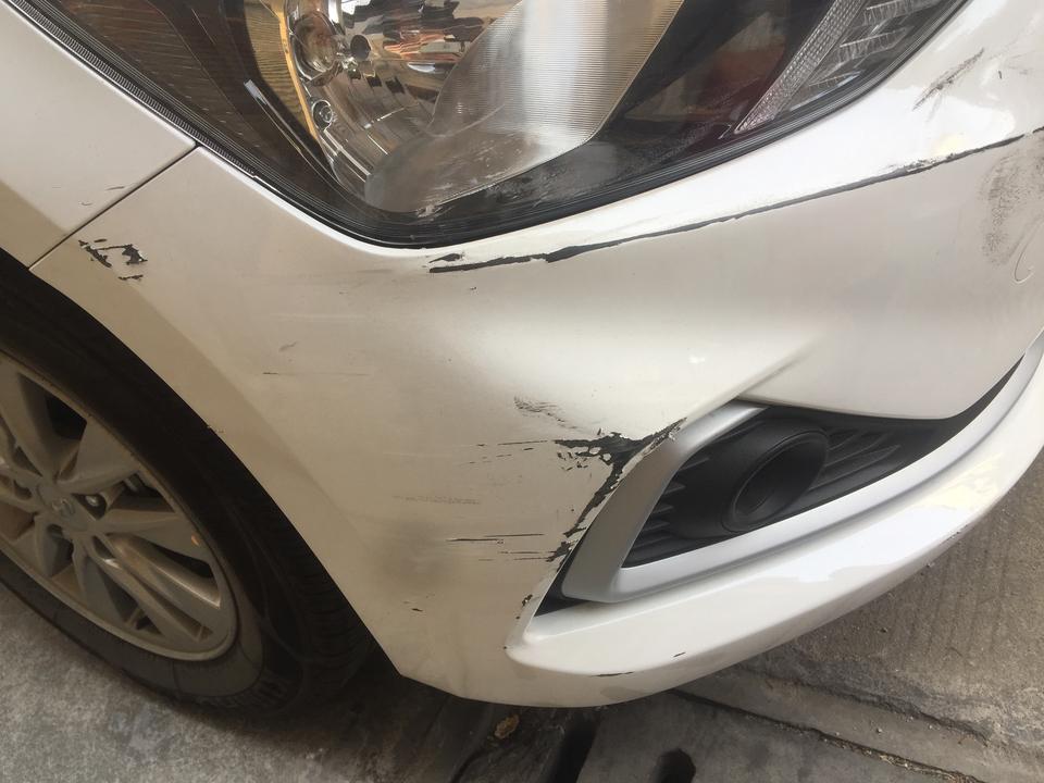 悦动-新车，出过保险， 这样的划痕修补车漆是报保险还是自己去车店 护理，那个比较好，去车店费用多少