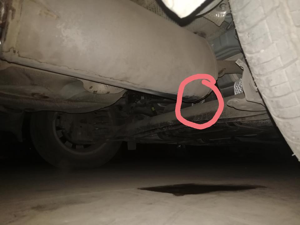悦动的排气管中间那个大坨坨处滴水是怎么回事?