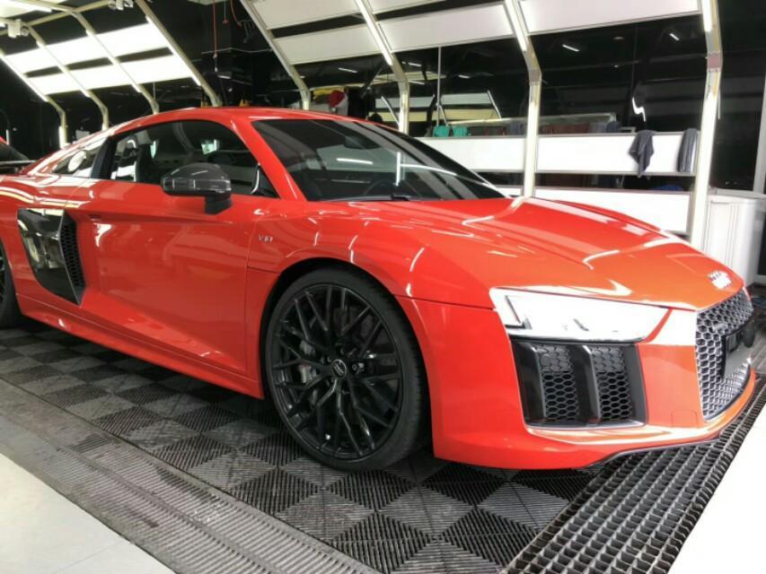 2017出厂 奥迪R8 v10 Performance  ，最顶配611匹马力版本，四驱quattro系统让您成为名副其实的街霸！车辆配备:碳陶瓷刹车，全车碳纤维套件，原厂可调式运动排气，全液晶仪表，轻量化锻造轮毂，一改以往跑车光秃秃特性，蓝牙USB AUX齐备。还等什么？拥有它，爱能让你度过一个性福的夏天~~广东现车，随时约看