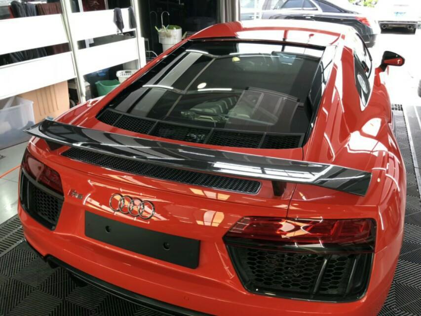 2017出厂 奥迪R8 v10 Performance  ，最顶配611匹马力版本，四驱quattro系统让您成为名副其实的街霸！车辆配备:碳陶瓷刹车，全车碳纤维套件，原厂可调式运动排气，全液晶仪表，轻量化锻造轮毂，一改以往跑车光秃秃特性，蓝牙USB AUX齐备。还等什么？拥有它，爱能让你度过一个性福的夏天~~广东现车，随时约看
