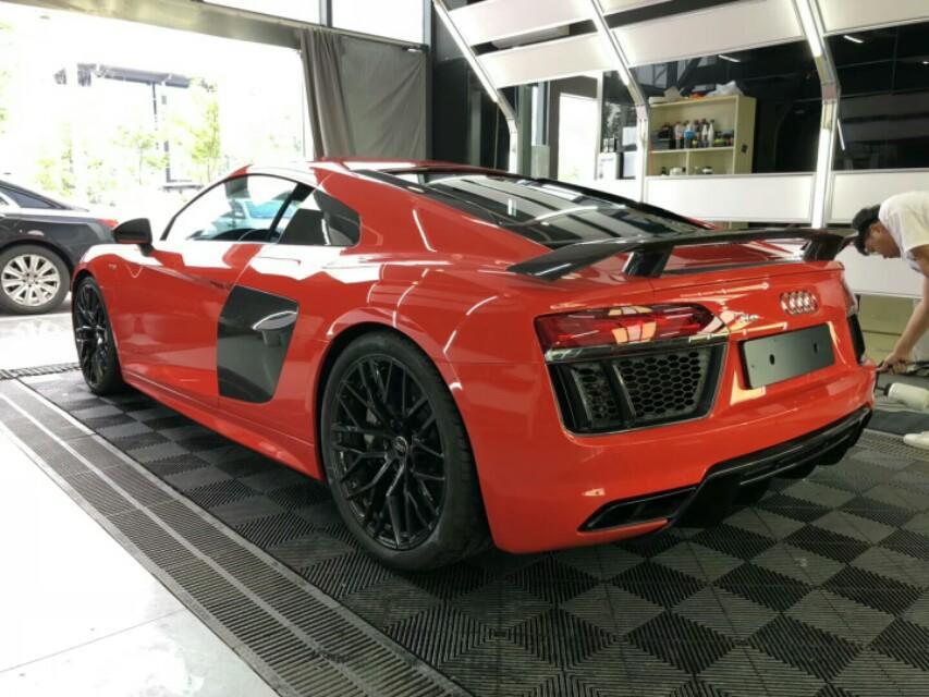 2017出厂 奥迪R8 v10 Performance  ，最顶配611匹马力版本，四驱quattro系统让您成为名副其实的街霸！车辆配备:碳陶瓷刹车，全车碳纤维套件，原厂可调式运动排气，全液晶仪表，轻量化锻造轮毂，一改以往跑车光秃秃特性，蓝牙USB AUX齐备。还等什么？拥有它，爱能让你度过一个性福的夏天~~广东现车，随时约看