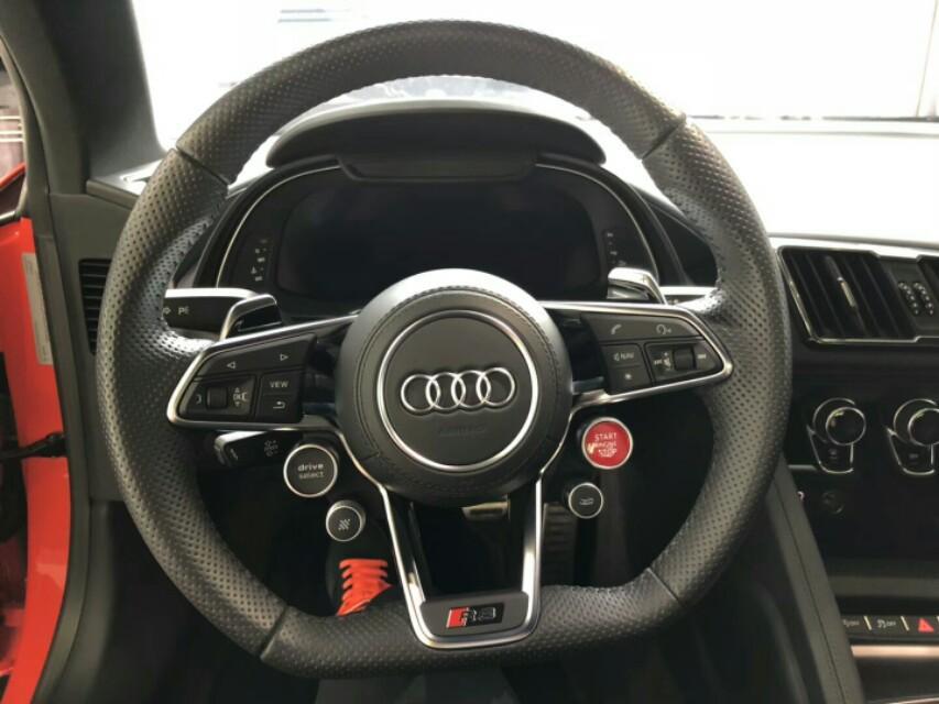 2017出厂 奥迪R8 v10 Performance  ，最顶配611匹马力版本，四驱quattro系统让您成为名副其实的街霸！车辆配备:碳陶瓷刹车，全车碳纤维套件，原厂可调式运动排气，全液晶仪表，轻量化锻造轮毂，一改以往跑车光秃秃特性，蓝牙USB AUX齐备。还等什么？拥有它，爱能让你度过一个性福的夏天~~广东现车，随时约看