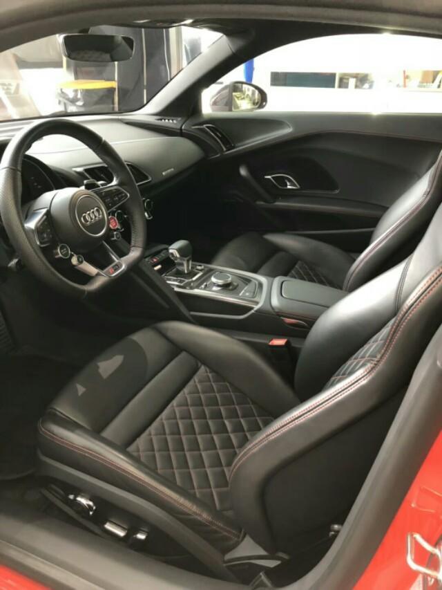 2017出厂 奥迪R8 v10 Performance  ，最顶配611匹马力版本，四驱quattro系统让您成为名副其实的街霸！车辆配备:碳陶瓷刹车，全车碳纤维套件，原厂可调式运动排气，全液晶仪表，轻量化锻造轮毂，一改以往跑车光秃秃特性，蓝牙USB AUX齐备。还等什么？拥有它，爱能让你度过一个性福的夏天~~广东现车，随时约看