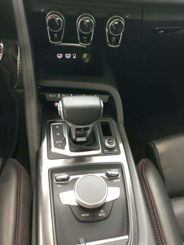 2017出厂 奥迪R8 v10 Performance  ，最顶配611匹马力版本，四驱quattro系统让您成为名副其实的街霸！车辆配备:碳陶瓷刹车，全车碳纤维套件，原厂可调式运动排气，全液晶仪表，轻量化锻造轮毂，一改以往跑车光秃秃特性，蓝牙USB AUX齐备。还等什么？拥有它，爱能让你度过一个性福的夏天~~广东现车，随时约看
