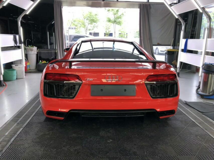 2017出厂 奥迪R8 v10 Performance  ，最顶配611匹马力版本，四驱quattro系统让您成为名副其实的街霸！车辆配备:碳陶瓷刹车，全车碳纤维套件，原厂可调式运动排气，全液晶仪表，轻量化锻造轮毂，一改以往跑车光秃秃特性，蓝牙USB AUX齐备。还等什么？拥有它，爱能让你度过一个性福的夏天~~广东现车，随时约看