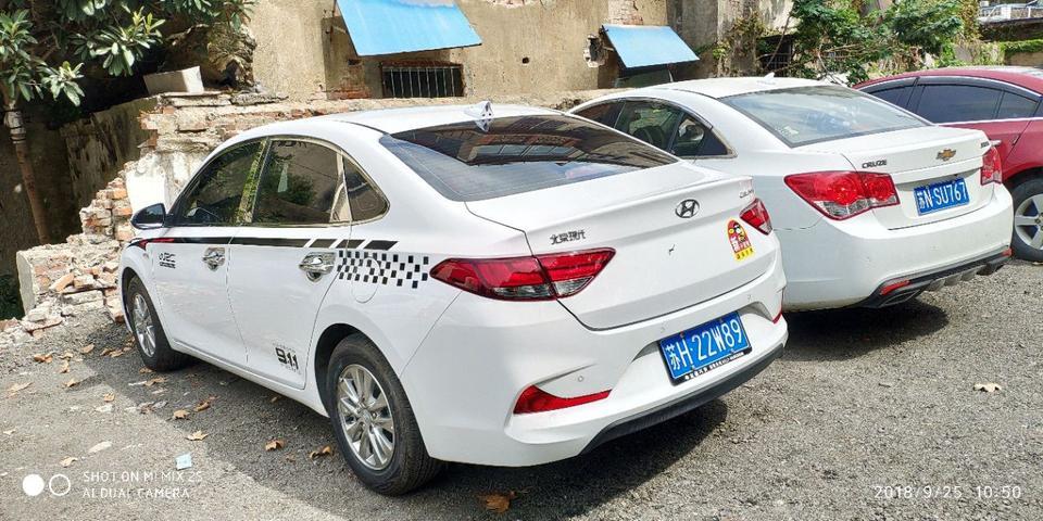 我这款悦动哪年的？？尾巴字在右上角。