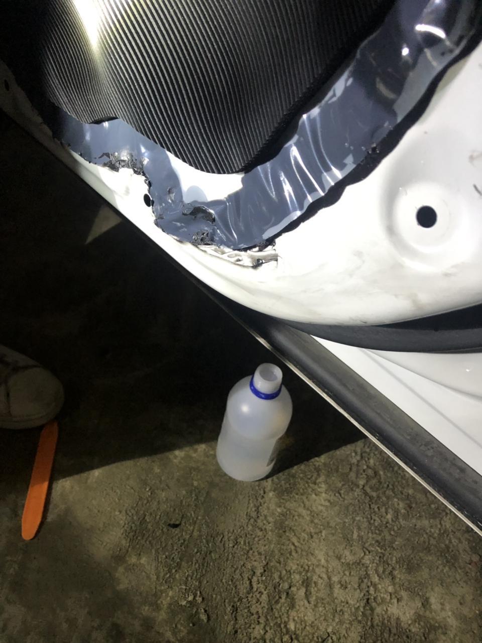 各位杰德车友我想一下你门的车辆有就现象吗？那黑色的胶不会干还会漏出来