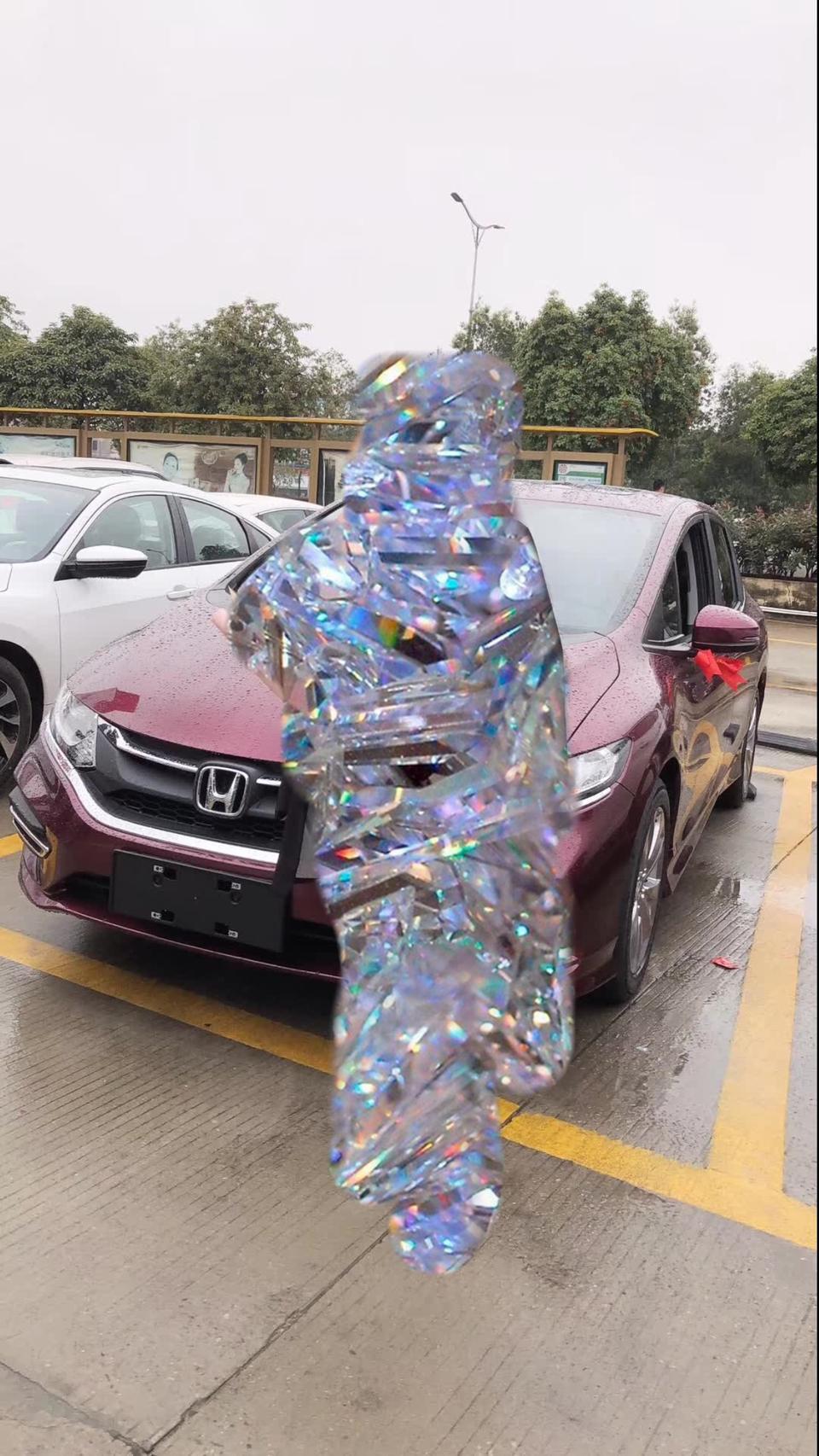 杰德-好想知道这个是什么车和什么颜色，麻烦知道的回答一下谢谢了