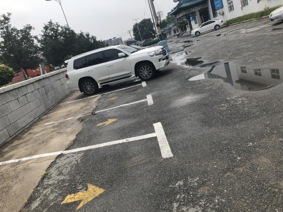 雷克萨斯lx-丰田标。这是什么车
