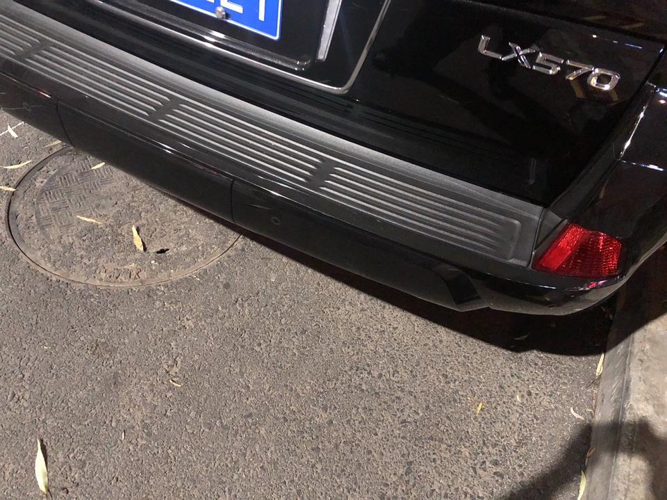 雷克萨斯lx-这个地方能站上去踩吗？后备箱拿东西不是很方便