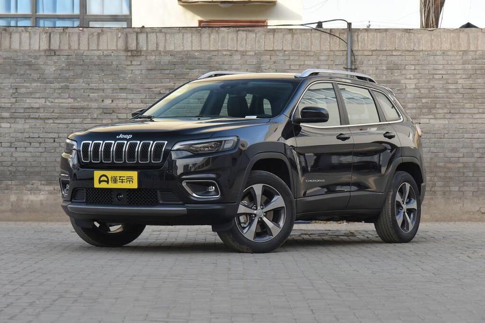 请问2019jeep吉普自由光和路虎的发现神行，从产品质量故障率、四驱能力、后期保养费用等方面考虑，我能平时主要是在市区使用车，周末带着家人去郊外，有一些中度越野的需求。