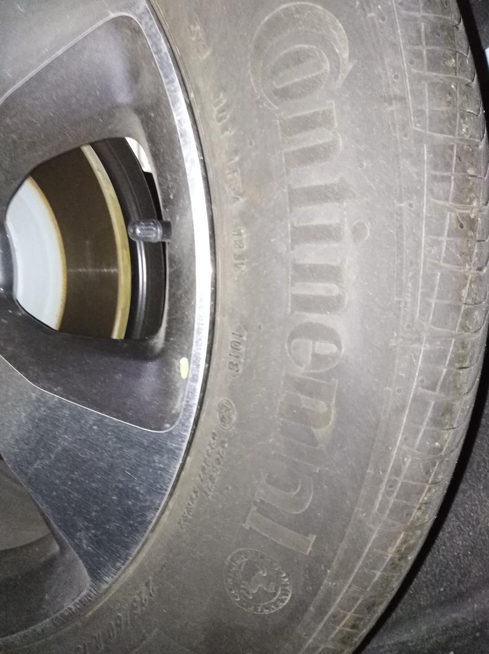 自由光-各位车友；大家好！请指教。我轮胎尺寸225/60/R18   手册轮胎压力参数/(KPa250 表示什么) 我现在实际4轮胎显示参数(28/29/30/28数字表示什么)请指教。