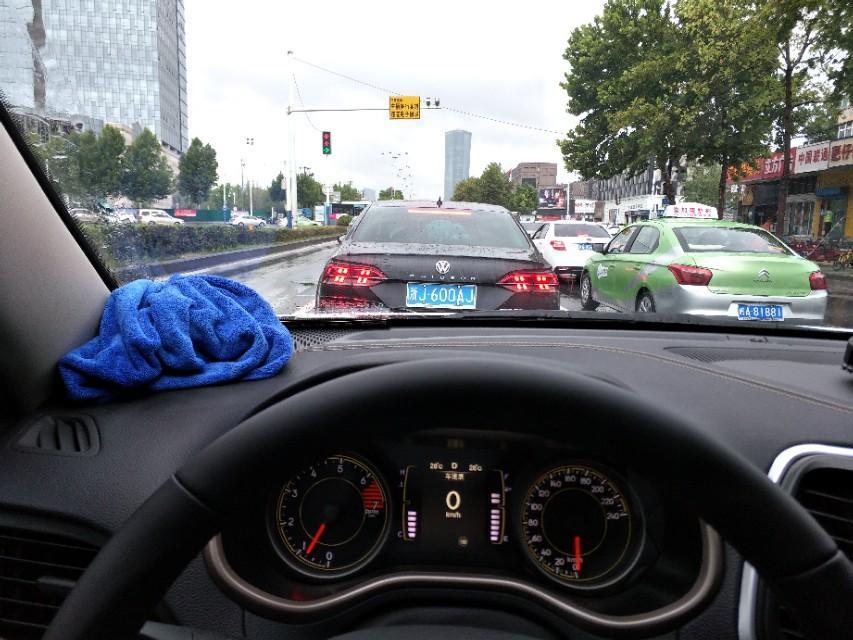 自由光-前面的是什么车？