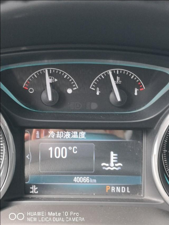 昂科威14豪华型2.0T，市区行驶水温可到100度，但风扇无高转速，仅97度时节温器打开，风扇有低速。如果打开空调，两个风扇有高速，水温能降到90~96度。问：在电脑无故障码情况下，对节温器、风扇温控开关、风扇高低速继电器，怎样检查问题所在！或者根据修理过的经验应该是哪个配件的问题！