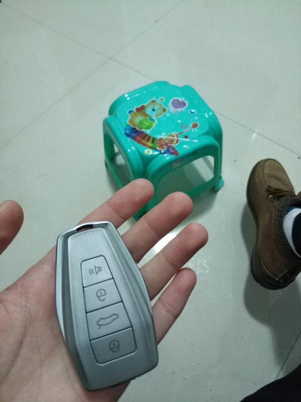 缤瑞-请问一下你们买这个车，中控有没有异响，我是去年10月份买的车，到现在5500公里，现在夏天到了，中控就到处是异响，就像以前那种电视，房子柜子上，无缘无故的会响一下那种声音，用手按压一下 到处都是嚓嚓的声音，就是松的一样