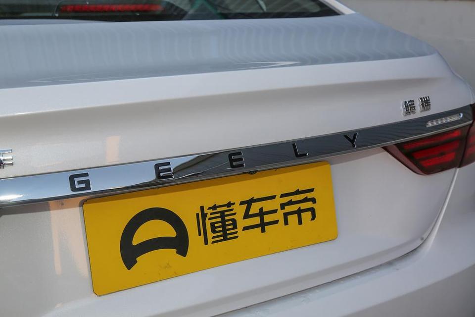请问缤瑞的屁股这镀铬装饰条能拆吗？看着好难受，有违和感，或者能不能换成贯穿式的灯。