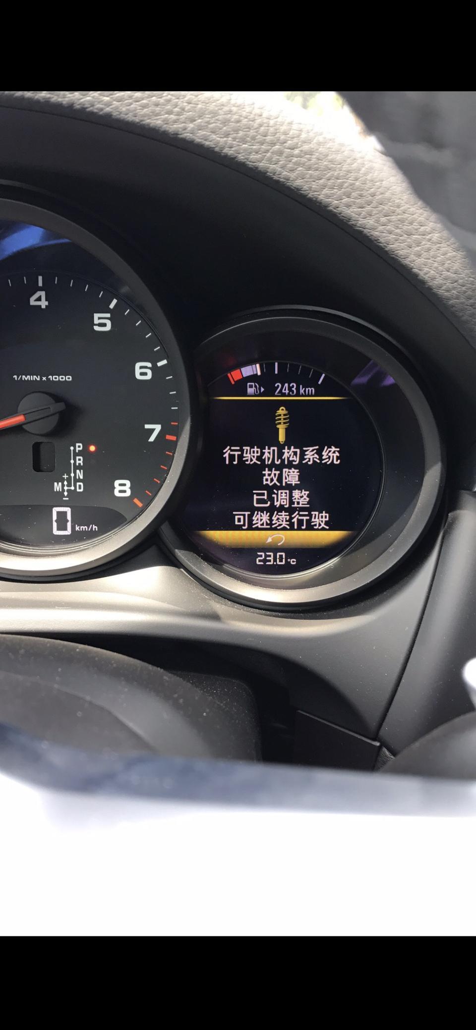 macan-新车一千多公里出现这种标志，求解