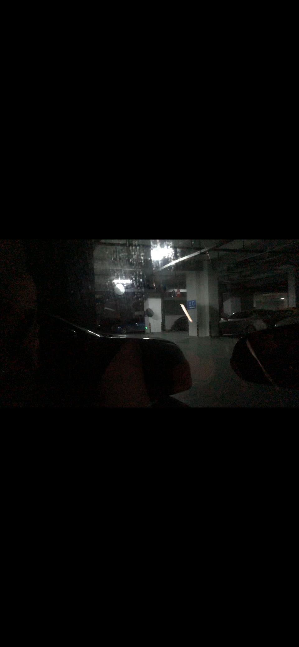 沃尔沃s90-刚提的s90智远豪华，想问问大家，我洗完车一天后，干的车窗降下去，立马升起，玻璃上会挂满水线和小水珠，这是正常的吗？4个玻璃都会