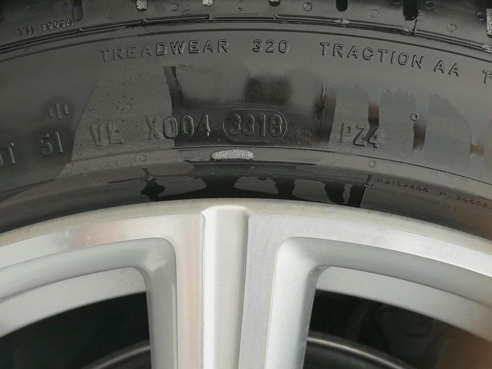 沃尔沃s90-大家在提车的时候有没有关注新车轮胎？S90智雅版T5的车，到底应该是配置什么轮胎？倍耐力还是米其林？2019年1月的新车，轮胎是3318？就是2018年8月份左右的轮胎，而且胎毛全部都没有了，看磨损程度很像二手胎。经销商一直给不了答复，现在车还没有提，怎么解决呢？
图片上是喷了一层白色泡沫清洗了半天，所以看着很干净