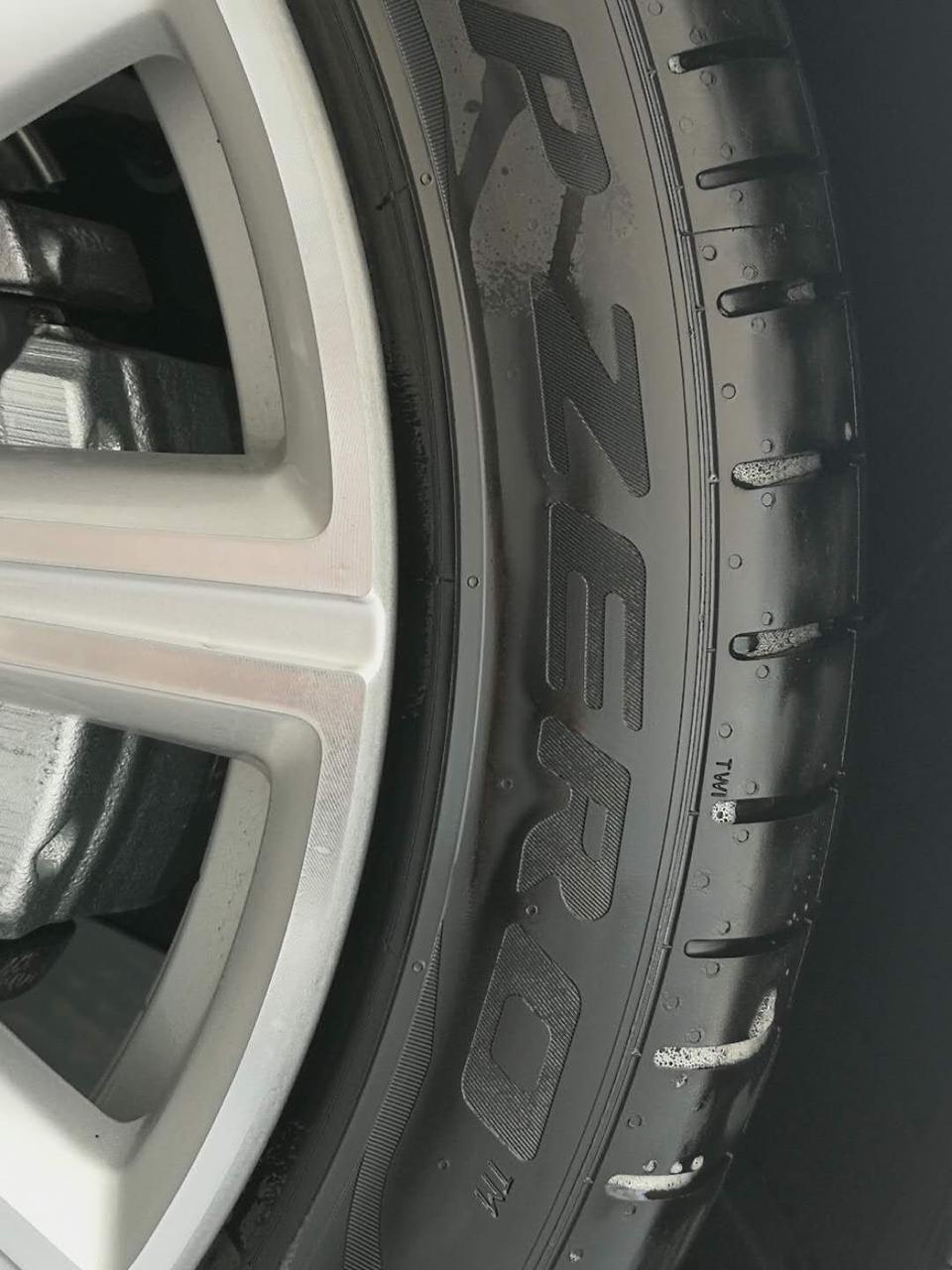 沃尔沃s90-大家在提车的时候有没有关注新车轮胎？S90智雅版T5的车，到底应该是配置什么轮胎？倍耐力还是米其林？2019年1月的新车，轮胎是3318？就是2018年8月份左右的轮胎，而且胎毛全部都没有了，看磨损程度很像二手胎。经销商一直给不了答复，现在车还没有提，怎么解决呢？
图片上是喷了一层白色泡沫清洗了半天，所以看着很干净