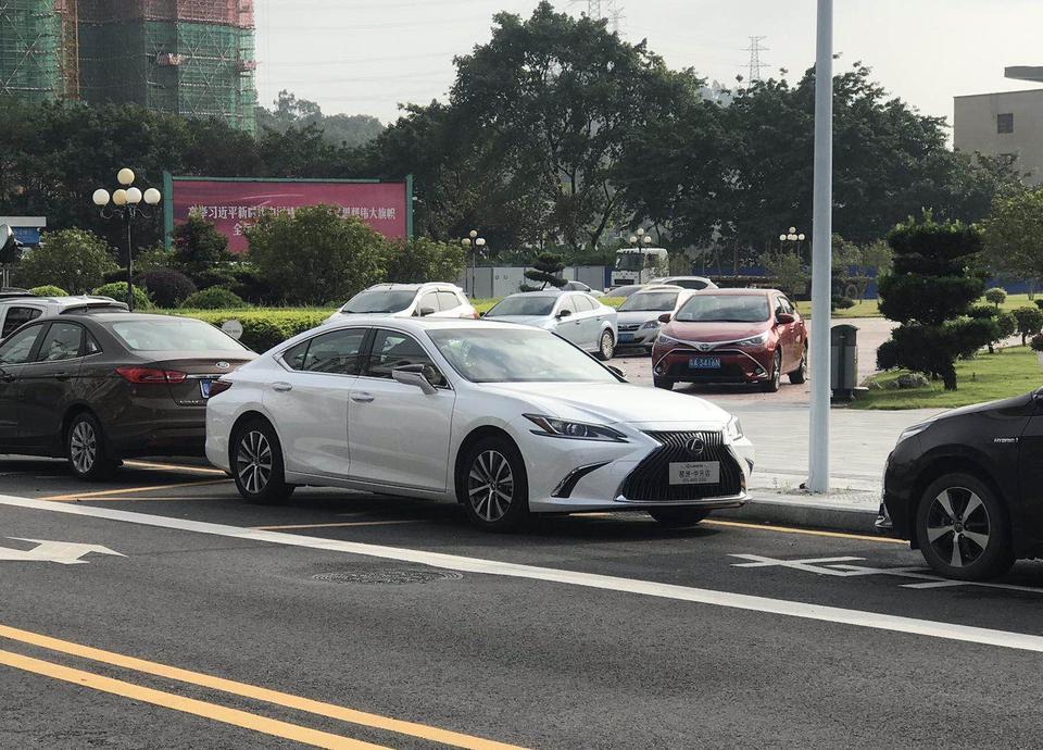 雷克萨斯es200和沃尔沃s90怎么选？预算在30万左右，还有哪款轿车满足女性对外形帅、天窗大、空间大的需求？